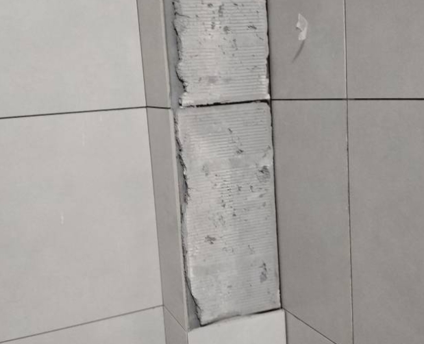 清河门瓷砖空鼓维修公司分享下瓷砖施工前基层浇水润湿程度不足，可能导致以下问题